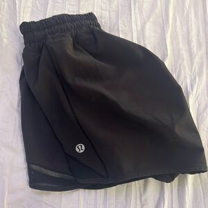 LULULEMON BLACK HOTTY HOT SHORTS SIZE 2, 4 INCH!!